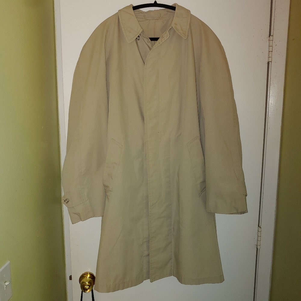 Men's London Fog Trench Coat size large, Beige color in good condition